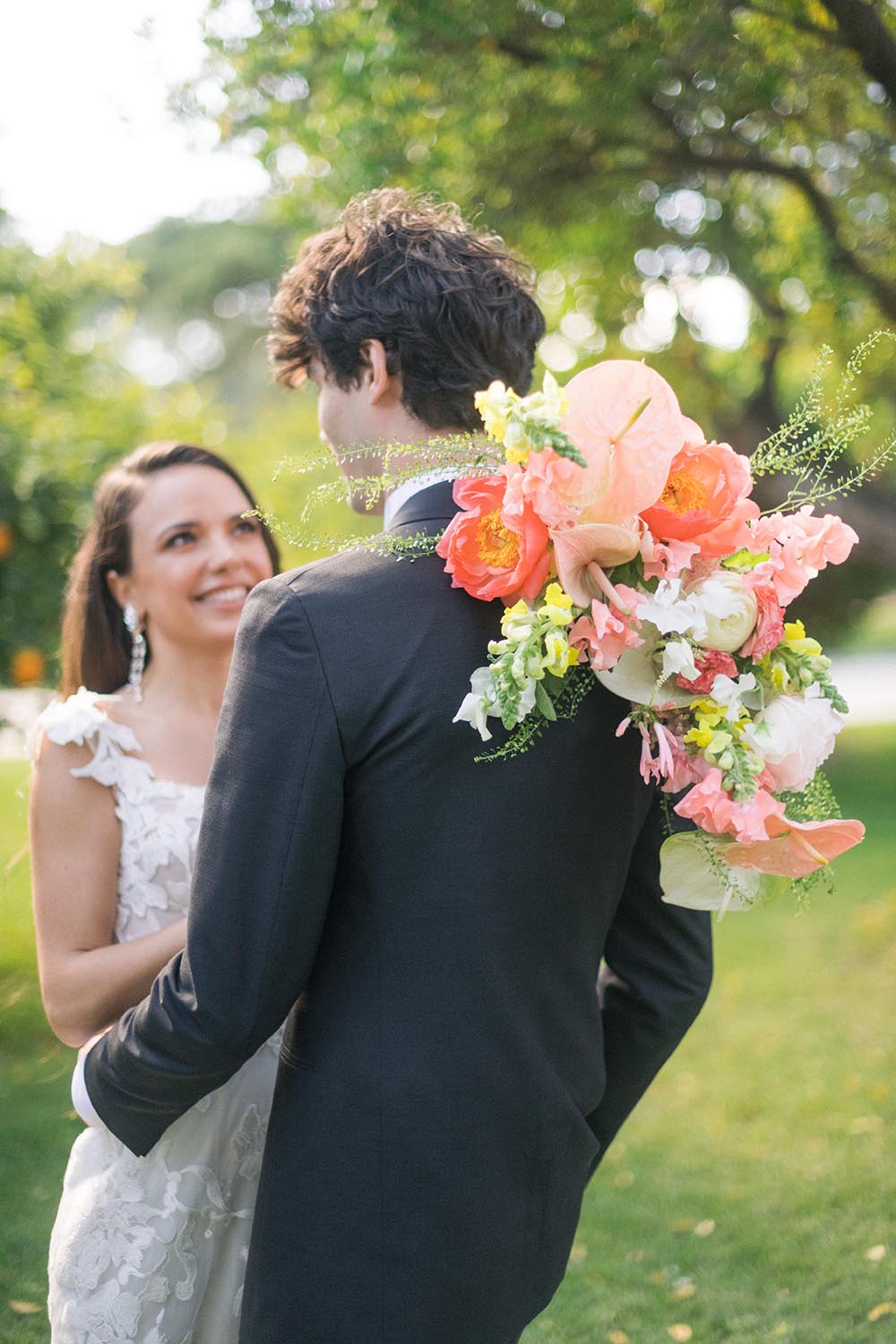 la mariée pose son bouqte de fleur sur son épaul